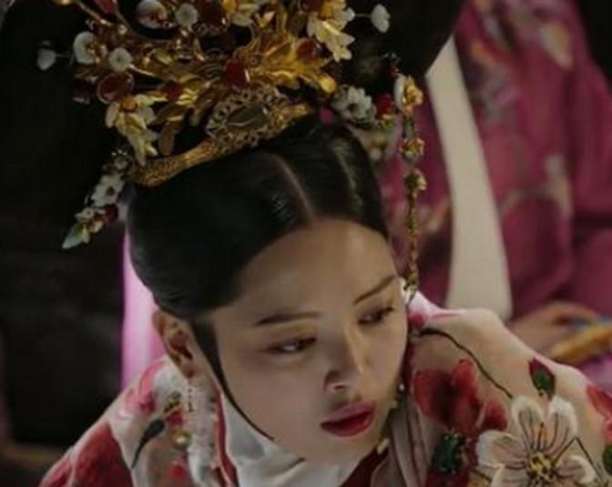 公元1660年，硕贵妃突然“砰”地一声倒在地上，痛得满地打滚。一个机灵的丫环赶忙