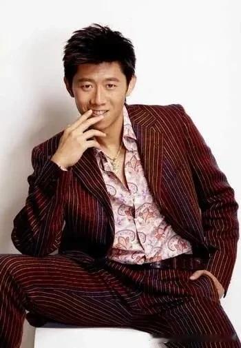 17岁获影帝，拒绝父亲出席婚礼，与母亲算账，1996年，袁泉考入中央戏剧学院，她
