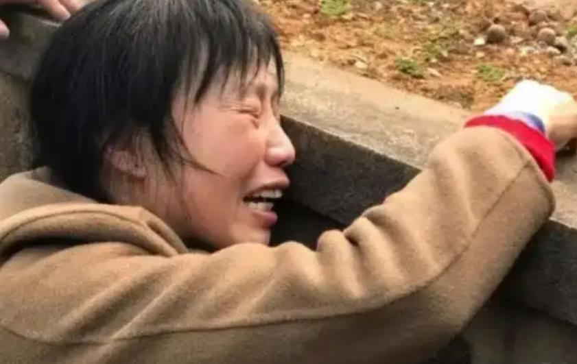 1984年，一战士壮烈牺牲，其新婚20天妻子拒绝改嫁，坚持生下遗腹子，35年后，