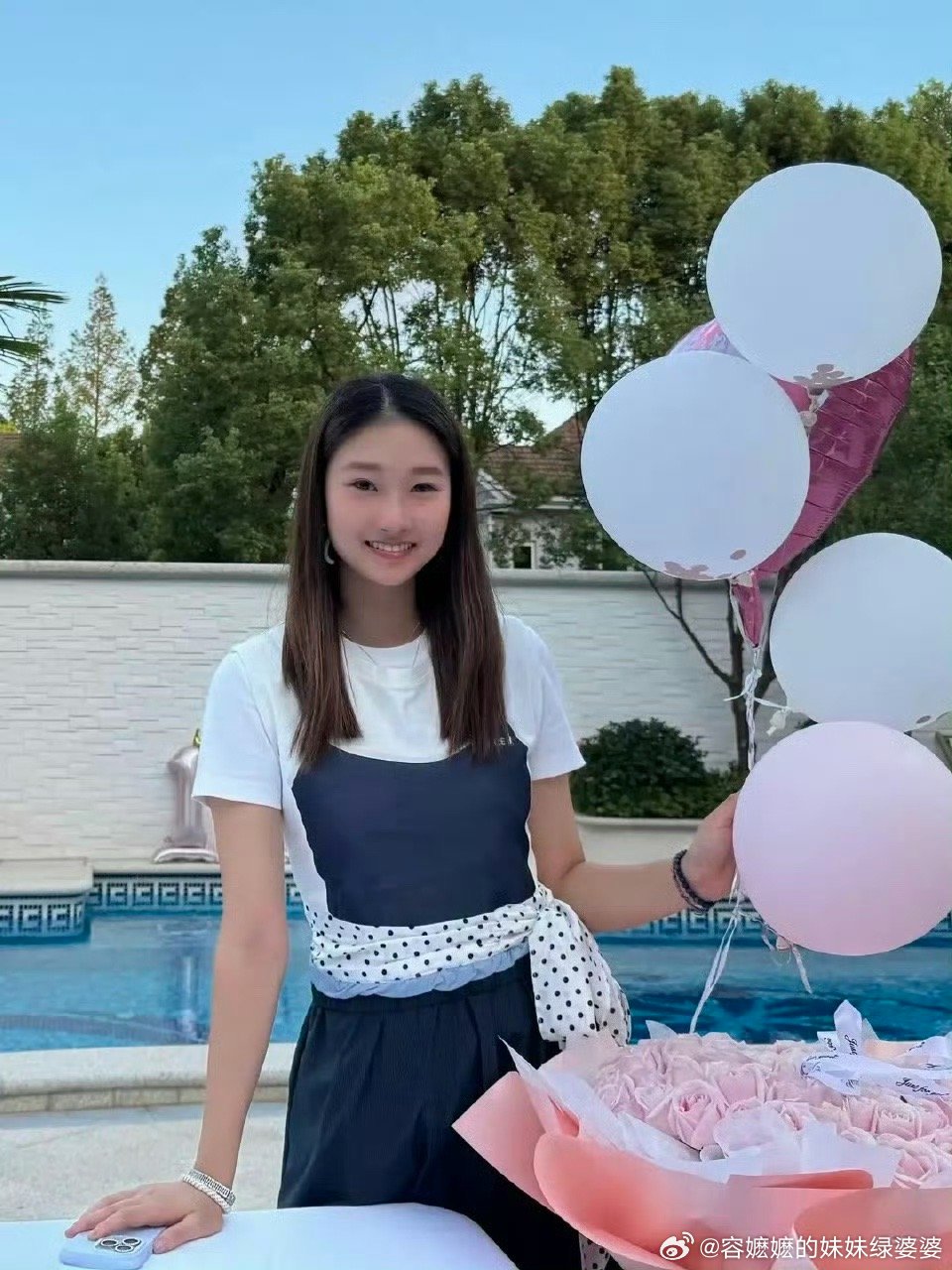 文章马伊琍大女儿17岁近照五官三庭五眼，长得全对。牙齿鼻子嘴的角度都是好的。挺好