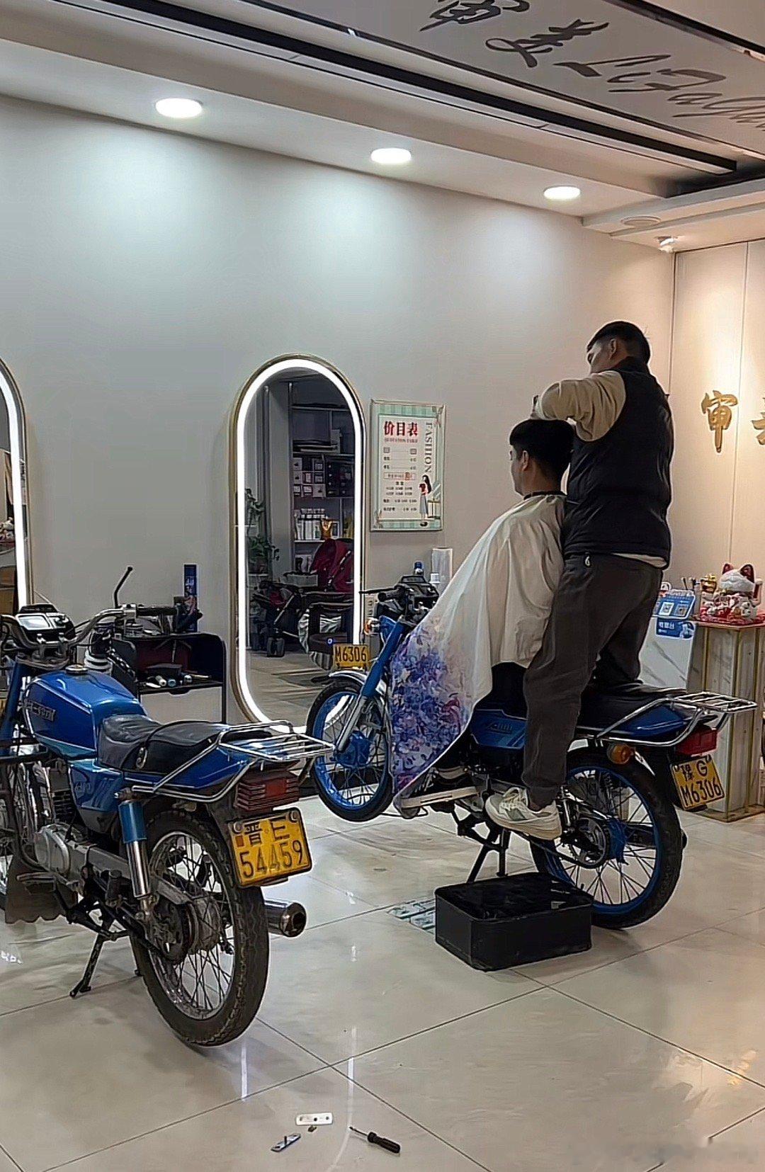 这年头剪头发还要考个摩托车证 