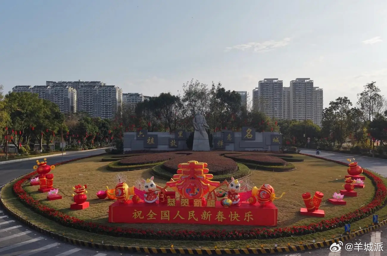 【云浮新兴：盛装迎新春 处处年味浓】大红灯笼高高挂，骏马迎春启新程。随着春节来临