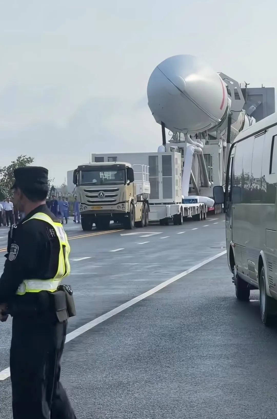 公路上一“超大件”运输中警察护行。
（公开示众 路人视图 非渉密场景）