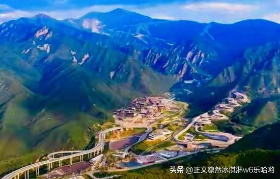 夏天想寻凉，延庆是个绝佳选择。清晨去八达岭长城，阳光洒在城墙上，山风带着植物清香