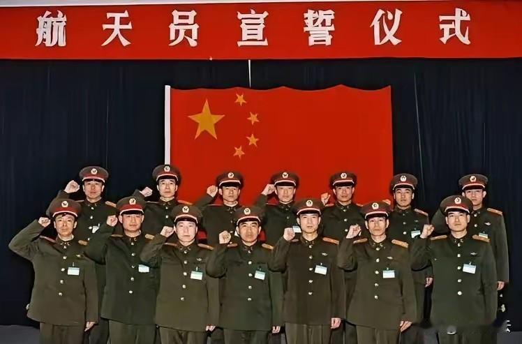 中国载人航天工程副总设计师杨利伟今天在记者见面会上宣布，首批航天员已经停训和停航