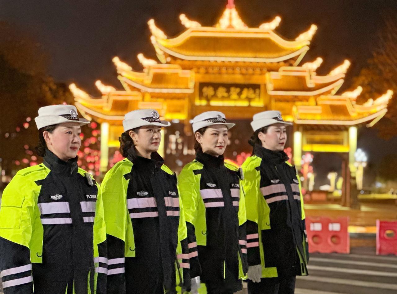 【峨眉山景区交警除夕夜全力护航，保障祈福群众出行安全】春节我在岗守护万家灯火团圆