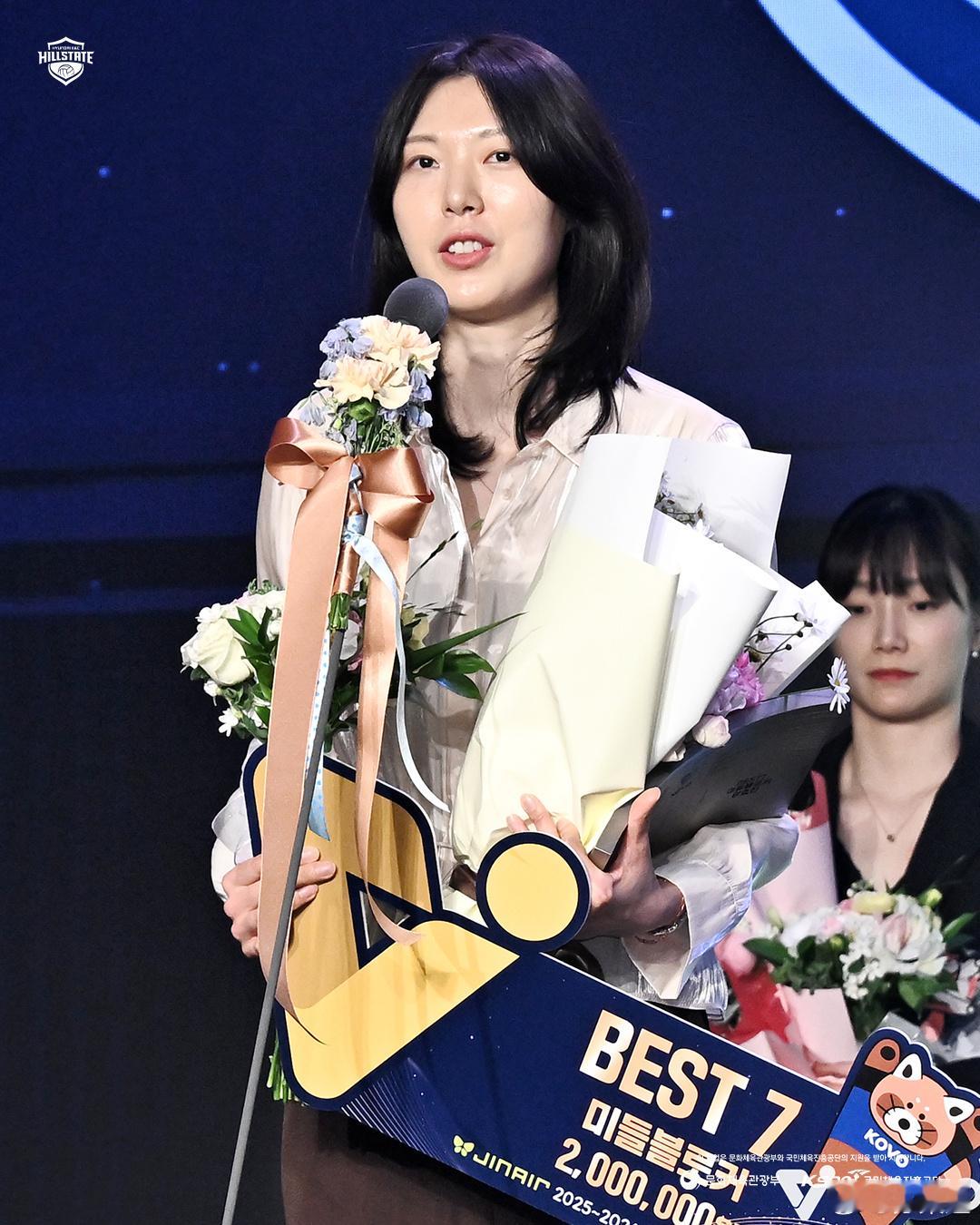 国际排坛动态韩国女排颁奖典礼的组图，包括影后多张 