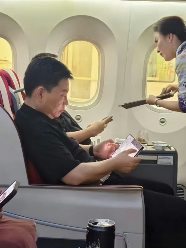 余承东用上了华为三折叠手机？[doge] 原来是地铁曝光，现在是飞机曝光，果然高