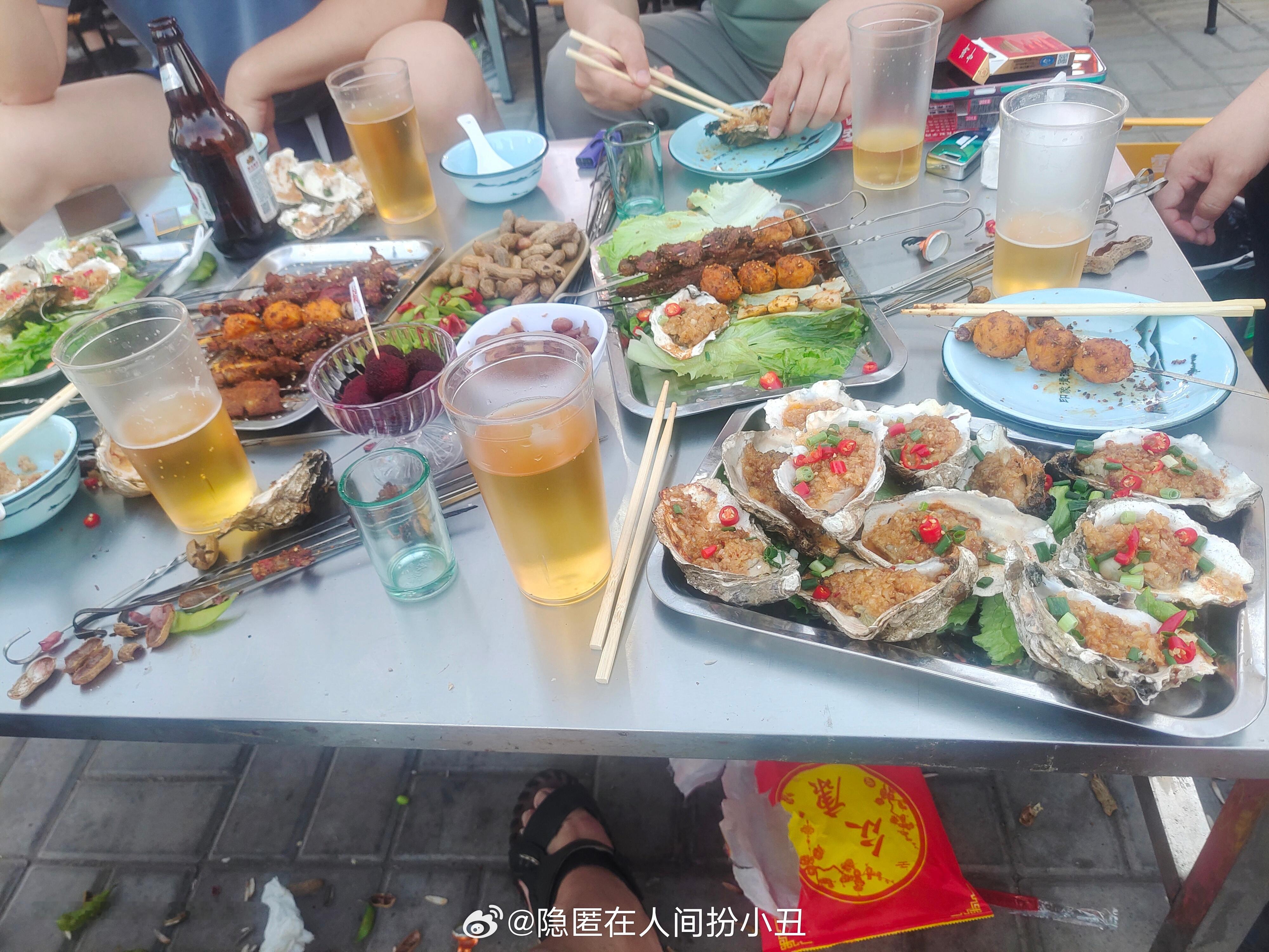 成年人的快乐，有时候只需要一顿路边摊。三两好友，啤酒小烧烤。今晚必须干掉30个生