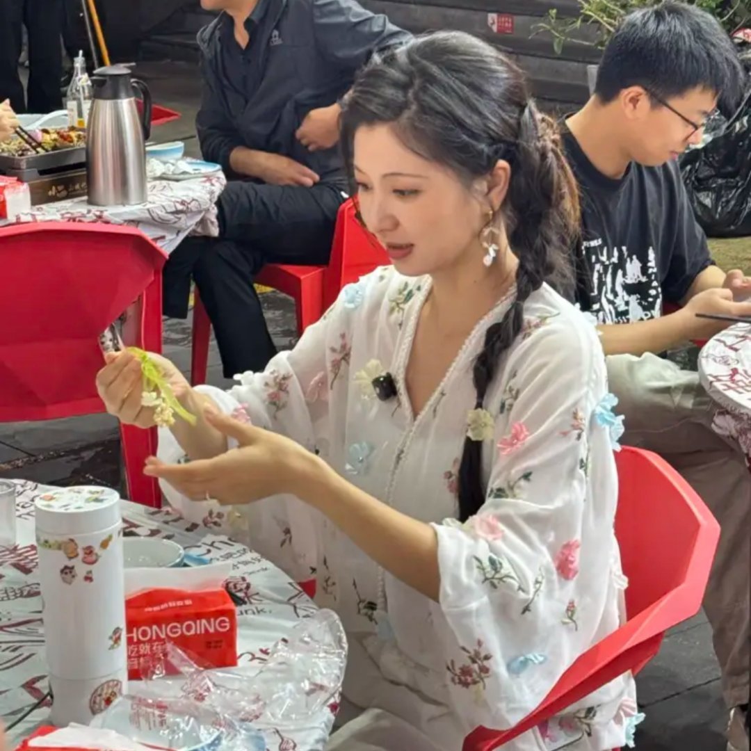 43岁眉庄在重庆大排档撸串，素颜白头发全露，连美颜都没开。好多人说，怎么老成这样