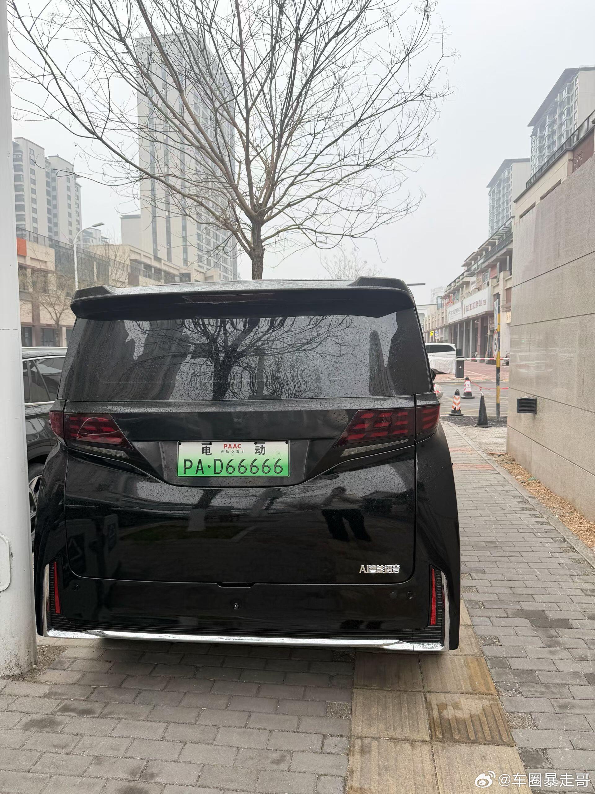 大v聊车 不仔细看，以为是什么新款MPV....仔细一看，老头乐 