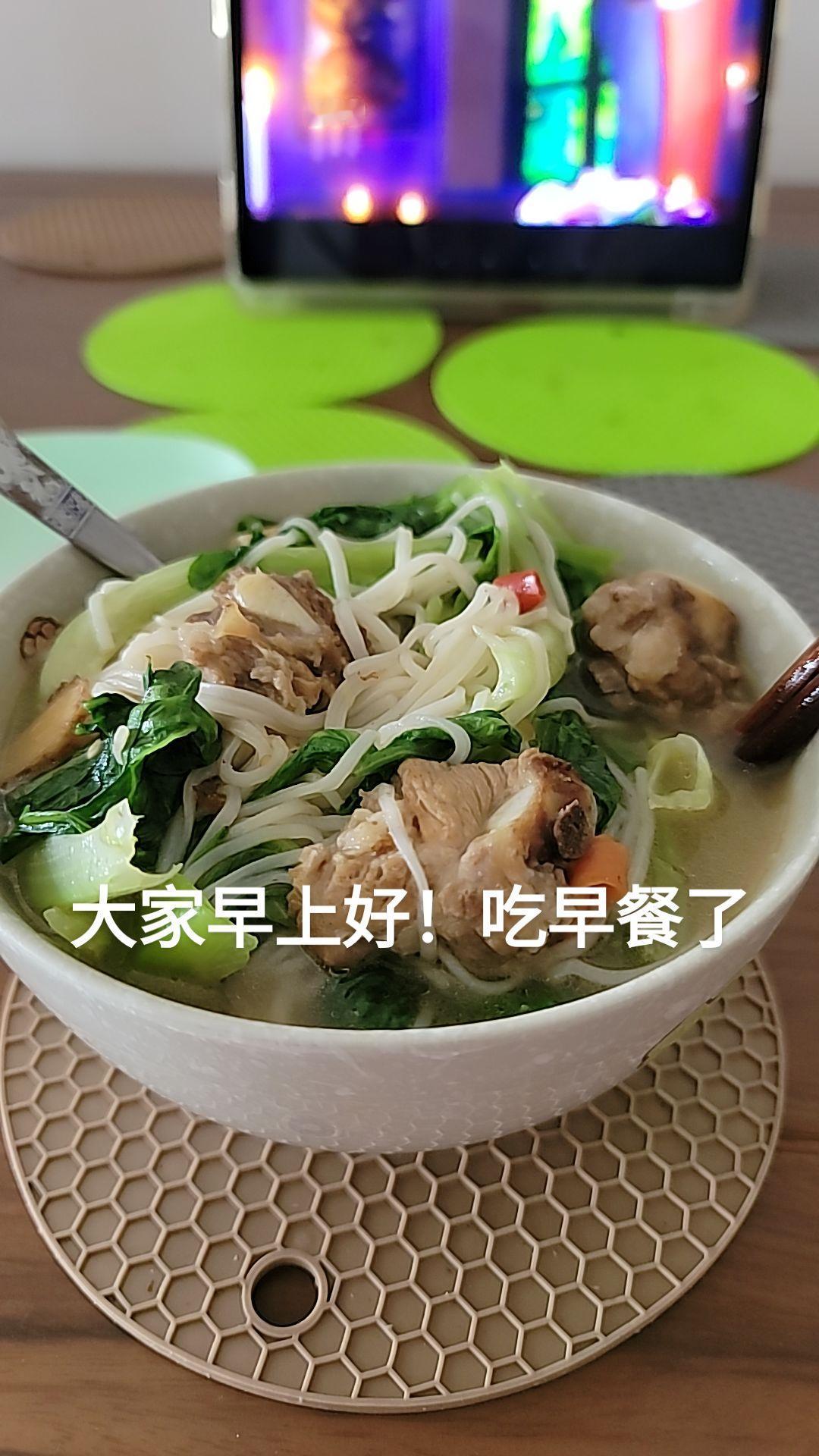 大家早上好！吃早餐了。生活就是这么简单 清淡饮食 一个人的早餐 想怎么吃就怎么吃