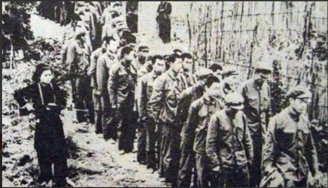 1979年，俘虏交换后，200多名战士终于回到祖国。他们刚刚跨过边境线，广州军区