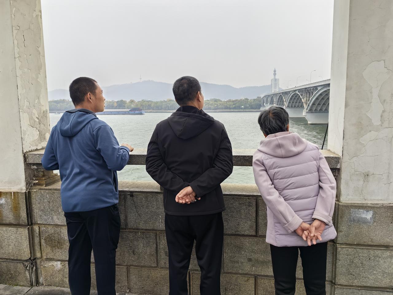 思念一个人的滋味,谁懂?思念的滋味，是空气里无声浸润的湿度，是心里头悄然涨落的潮