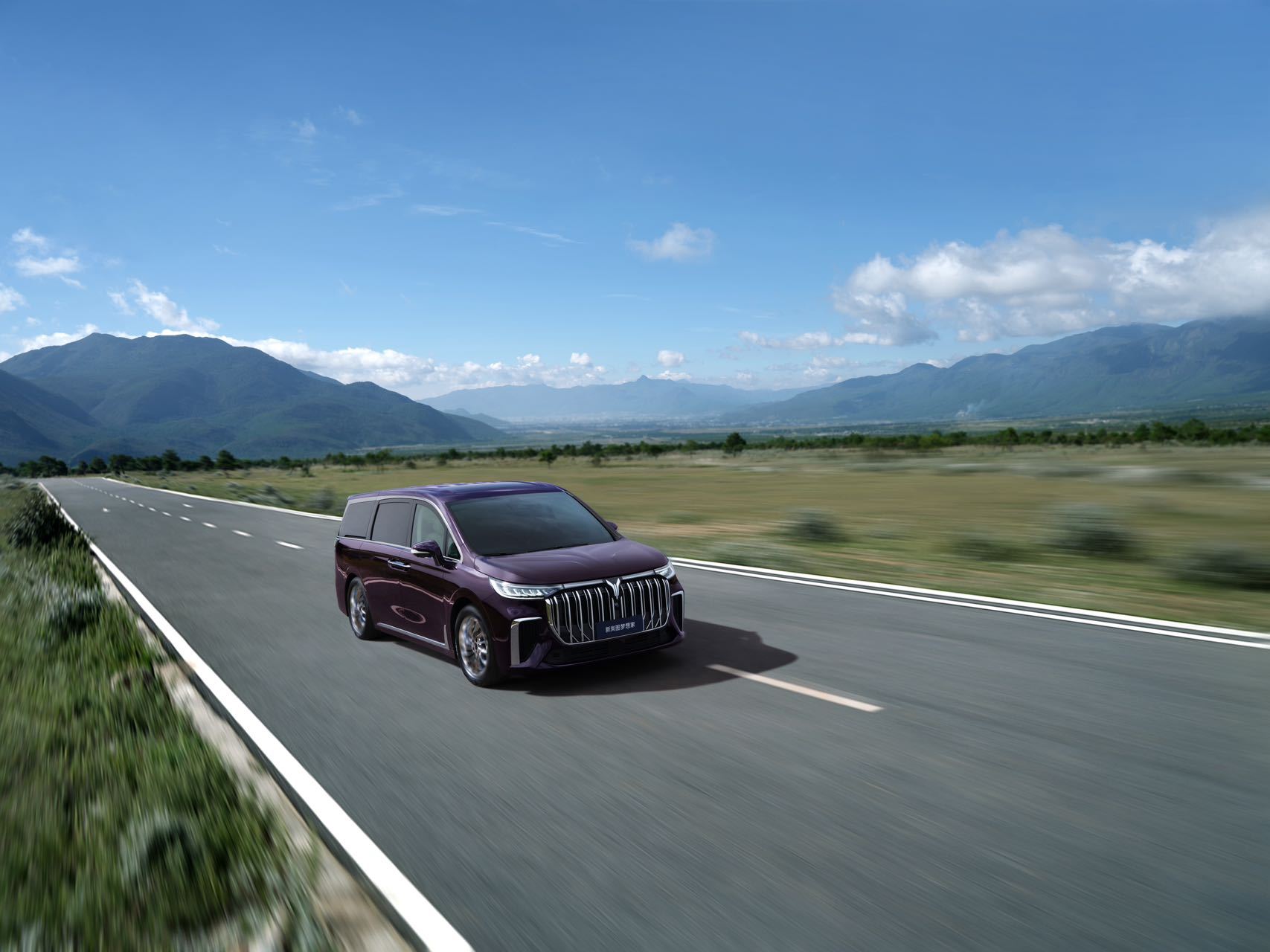 【2024款新岚图梦想家上市，MPV市场迎来新能源MPV新成员，33.99万起】