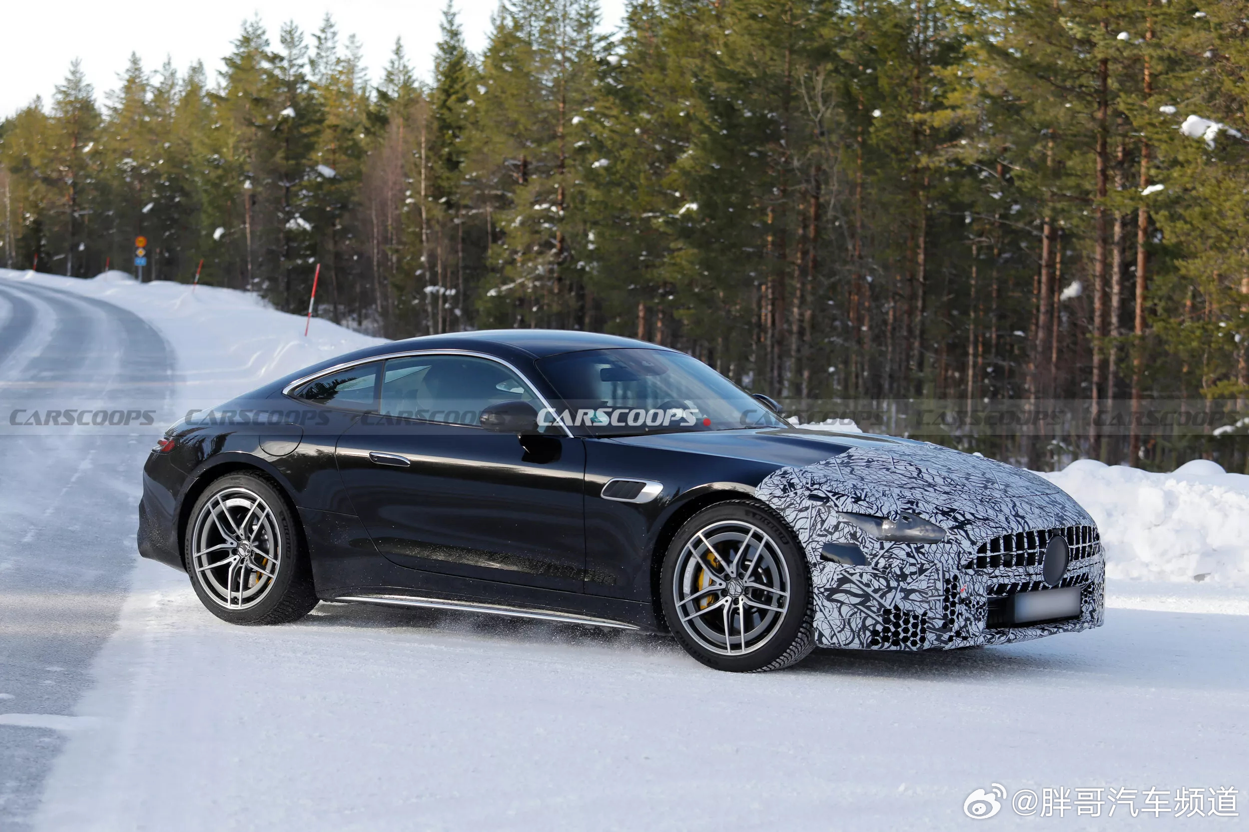 胖哥汽车频道 新款AMG GT谍照曝光。外观来看，新车前脸更具杀气，前大灯和前包