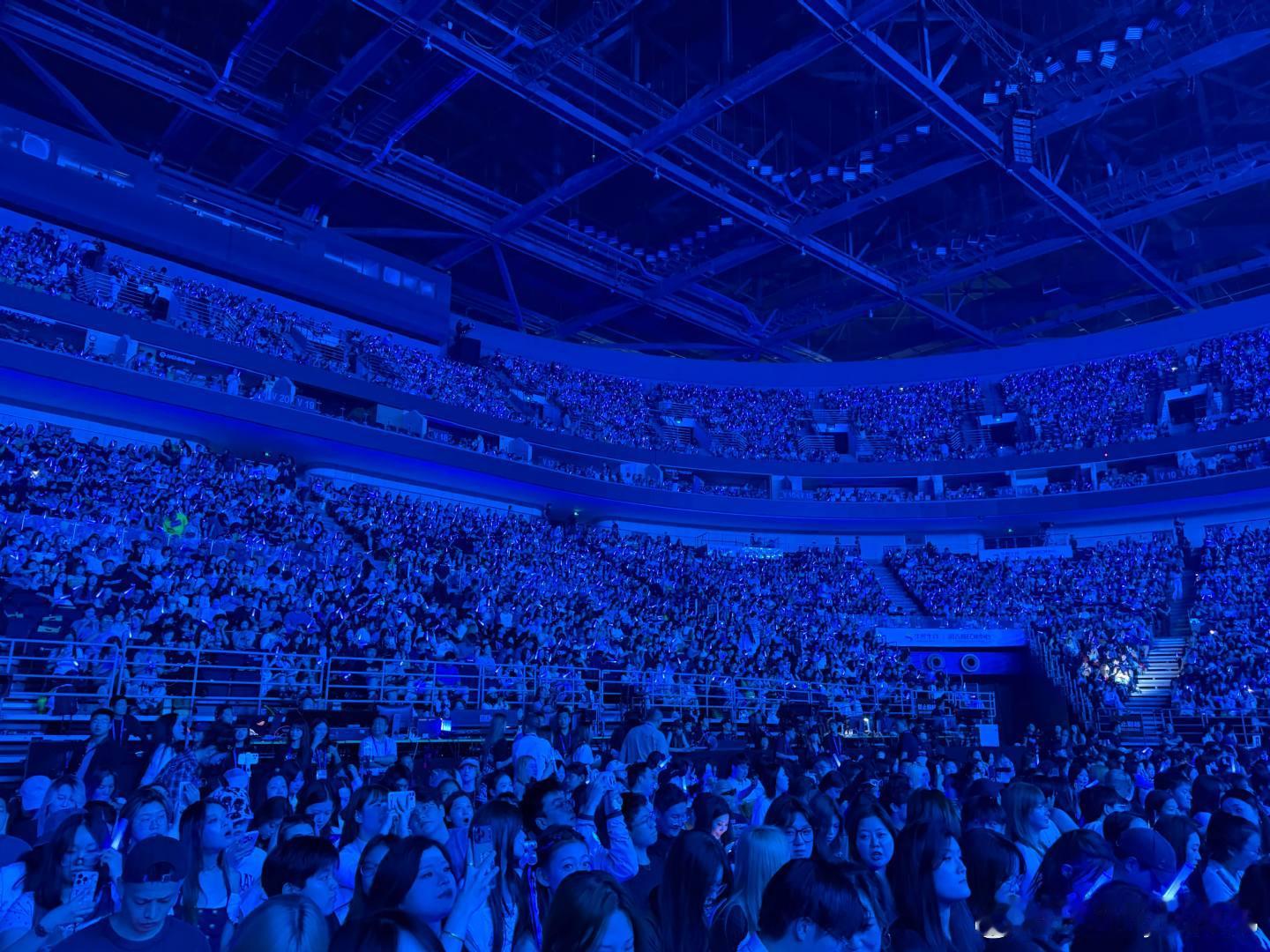 tizzyt北京演唱会上座率 今晚属于TT的沸腾夜晚！北京演唱会全场挤满听众，几