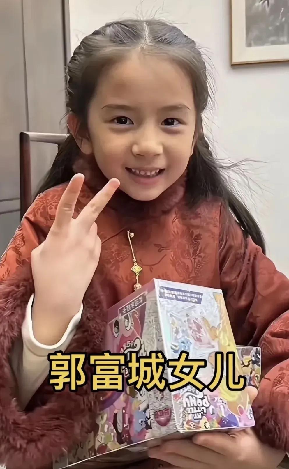 郭富城女儿正面照曝光!那小模样跟妈妈超像,漂亮得很 ！

郭富城的女儿是真的漂亮
