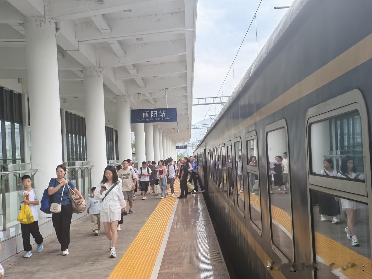 渝怀铁路上的酉阳站，为何是不同于沿途的车站，竟然是两台5线？除了1/2站台的到发