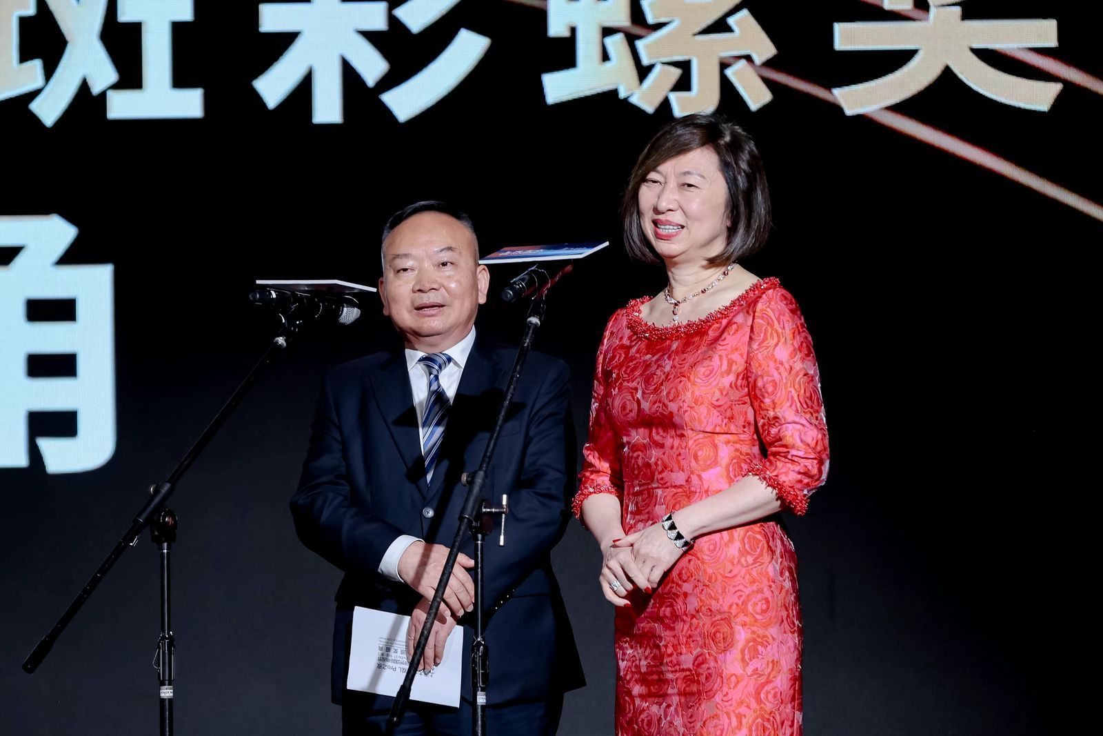 #斑彩螺奖红毯#永廉：青年演员，新时代国际电视节上，颜丹晨：青年演员，.巩天阔：