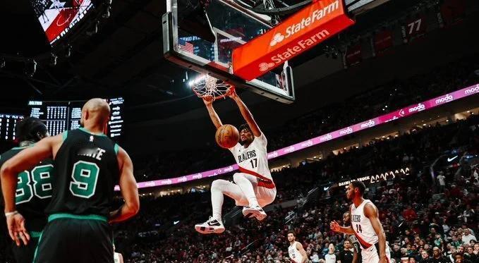 凌晨两点的球馆，地板反着冷光。
只有他一个人，和一堆被汗浸透的圆锥筒。
不是在练