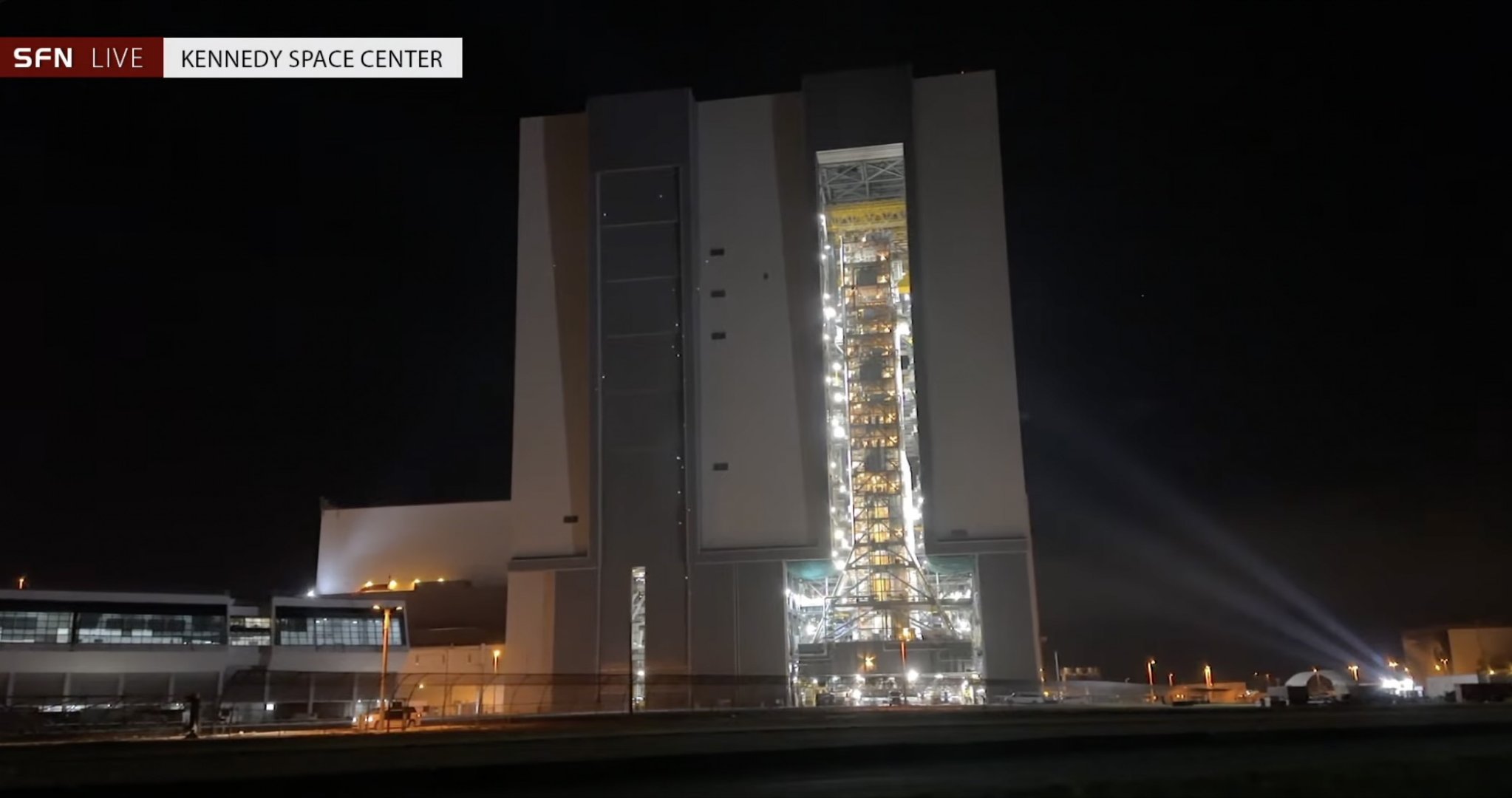 太空发射系统(SLS)准备转运至发射台，计划北京时间4月2日执行阿尔忒弥斯2号发