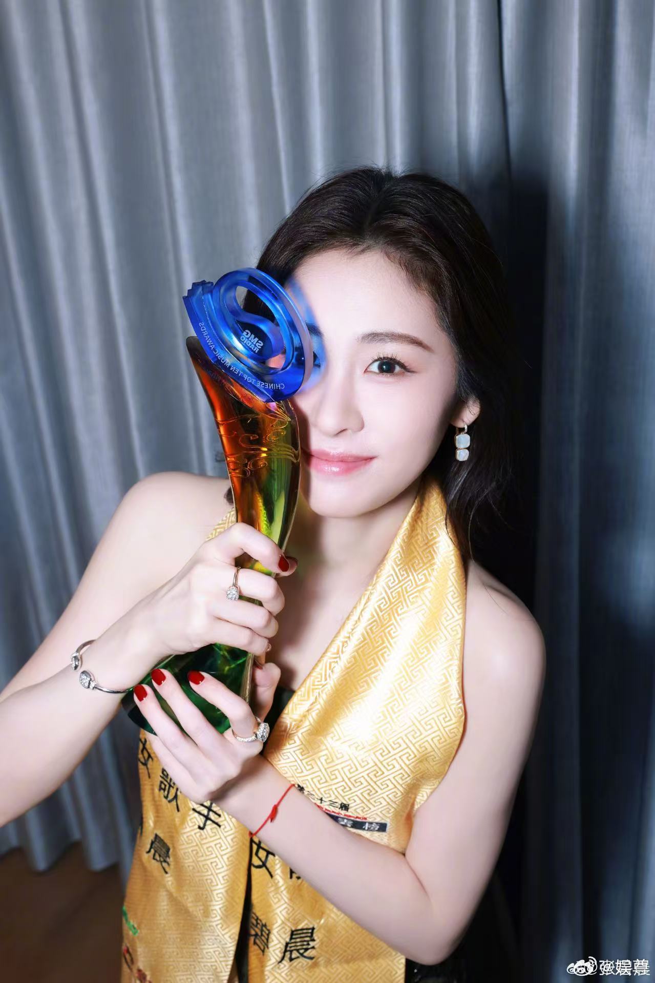 张碧晨最佳女歌手张碧晨一开口梦回逐玉演出时，张碧晨总能通过音乐让观众产生强烈的情