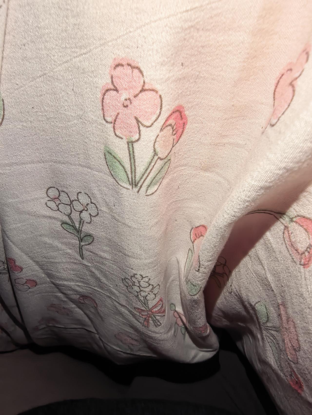 因为被窝很凉，空调没开，也没有，我只能打开37度人体加热，蒙头呼吸，被窝温度在我