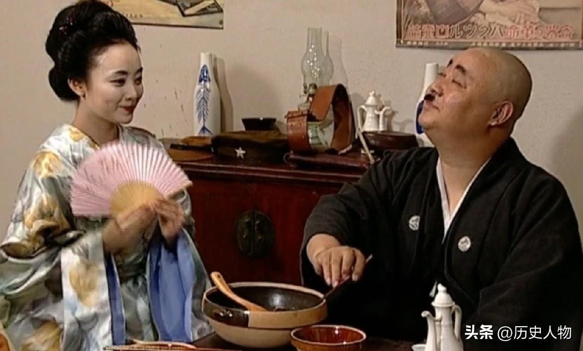抗战结束时，国民党拥有几百万正规军队，接收日伪大片国土，掌控主要城市、交通线，还