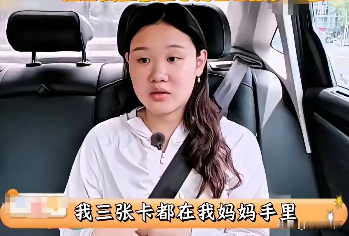 张家齐说，我的三张银行卡，都在妈妈手上。
张家齐10岁开始拿工资，那时候小，收入