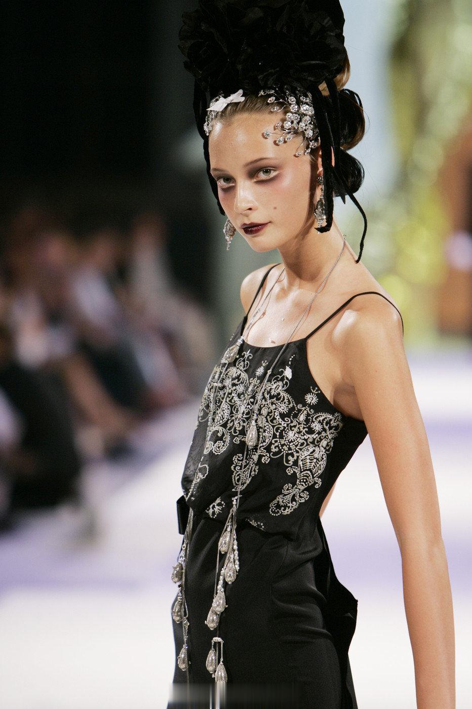 精致高贵的 Christian Lacroix 2005 秋冬高定look🌟从