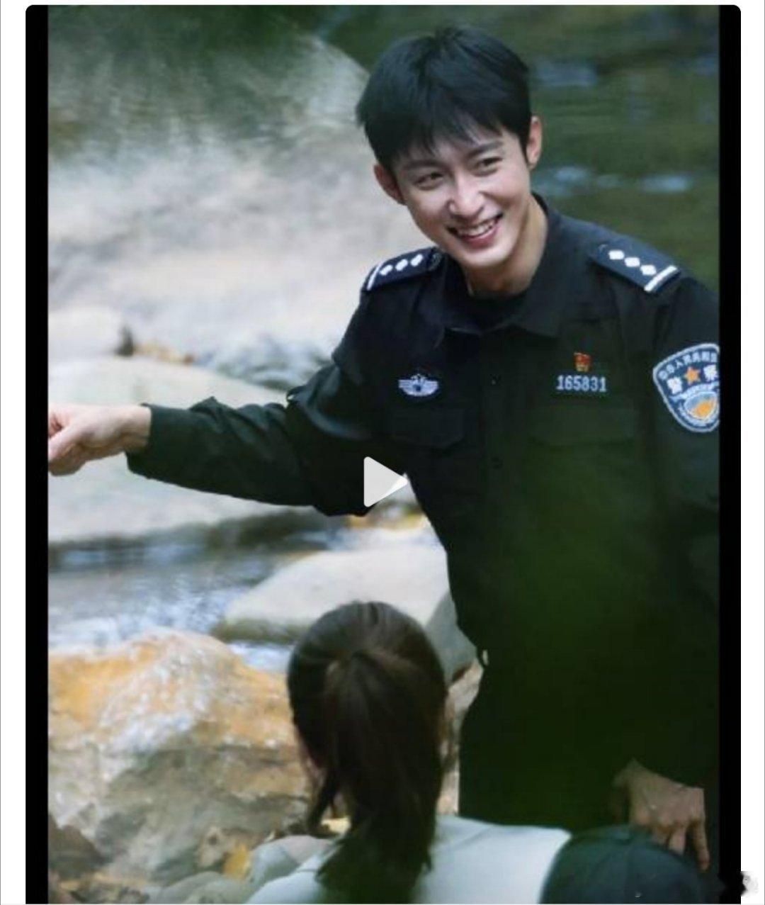 一个故事、一个人物吸引观众的就是矛盾反差，意想不到，这么酷酷的的男子，头盔一摘，