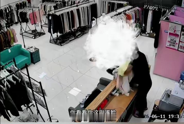 刷这个视频，老板的笑声好解压，哈哈哈哈。
老板笑，隔着屏幕，我也情不自禁跟着笑，