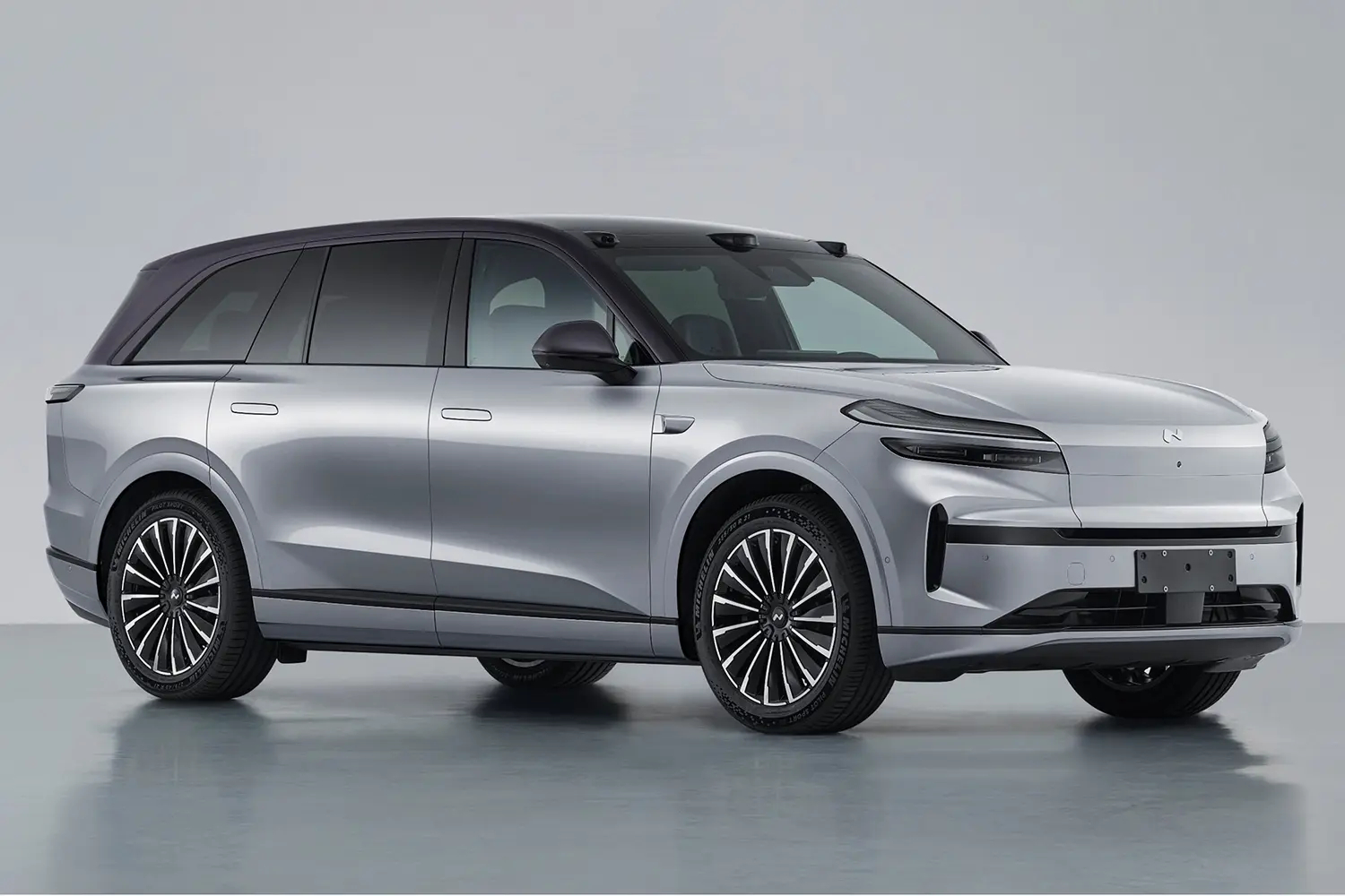 发现乐道 L90最近讨论度挺高的。新增的双拼色车身看着更有质感，车尾标识简化后也