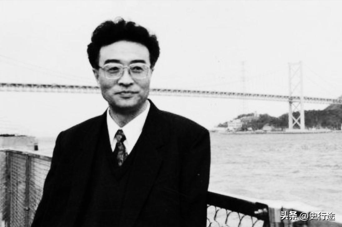 他名叫刘铁骑，是大贪官刘青山的儿子，父亲在1952年被枪毙的时候，刘铁骑才6岁，