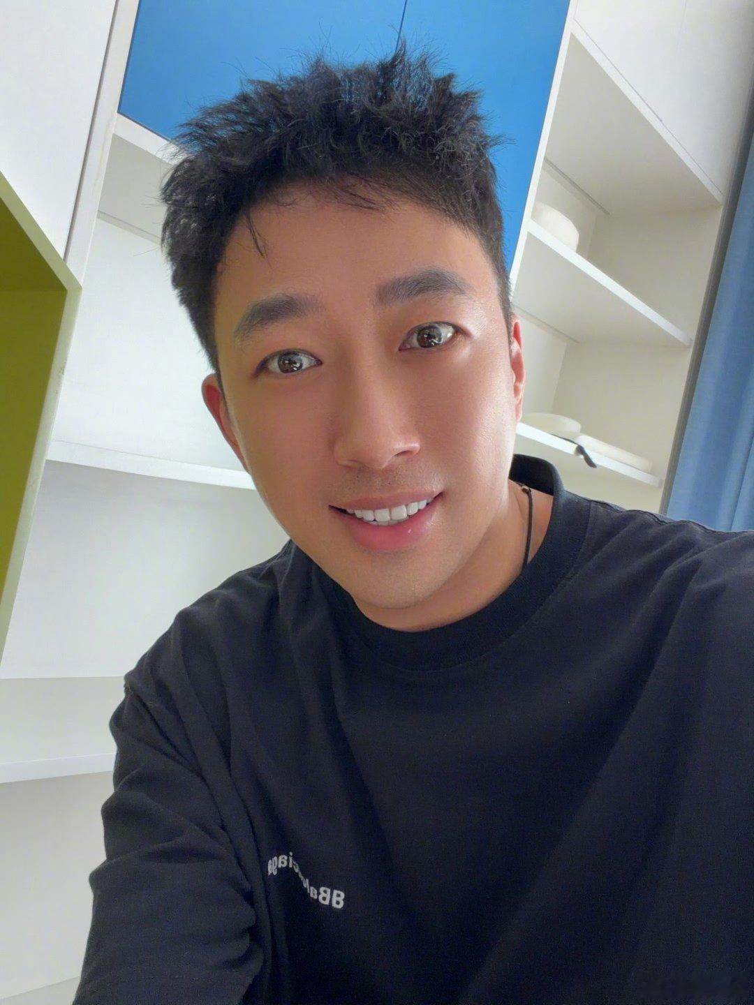 于正突然爱上了健身于正卧室秒变健身房于正突然开始健身了，说自己练消耗有点少，所以