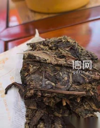 云南曲靖，女子花99元买普洱茶，泡茶的时候发现里面有一根鸟毛，找到商家那，商家退