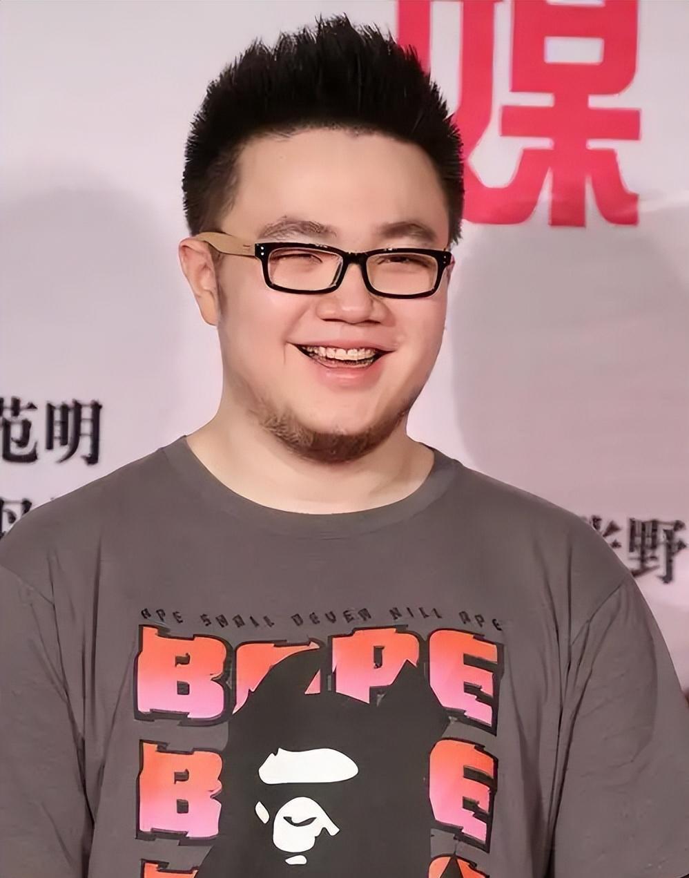 英达的大舅哥宋北杉，才是宋丹丹真正的“伯乐”！
小时候，他牵着妹妹的手走进剧场，