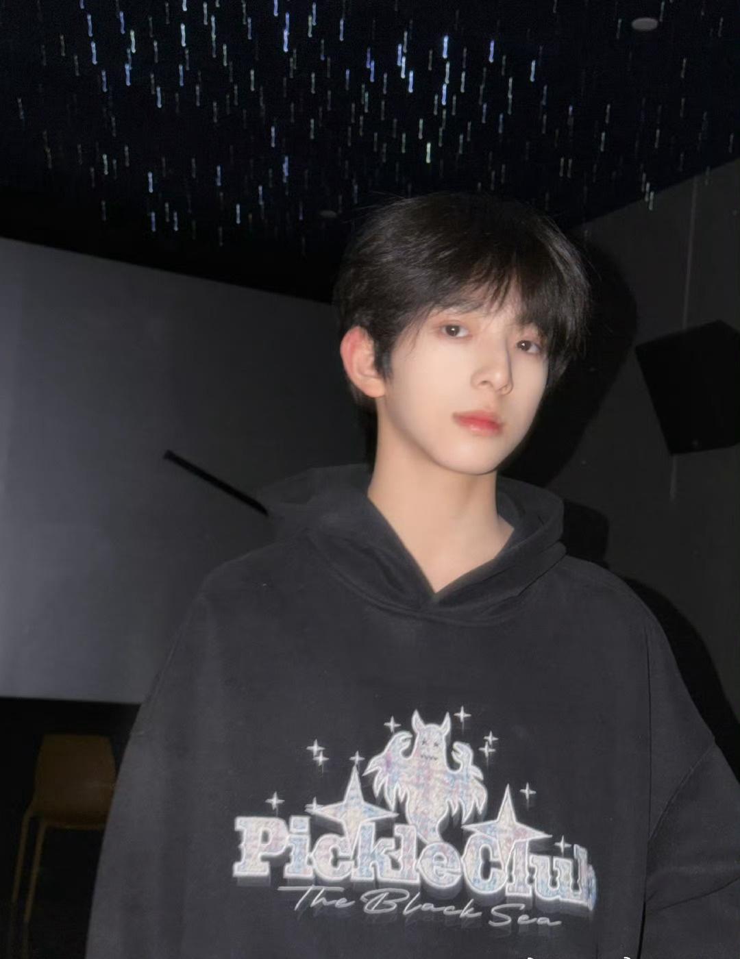 陈浚铭超话cjm陈浚铭四代第一且唯一门面 cjm陈浚铭糖果小猪遇上彩色气球 
