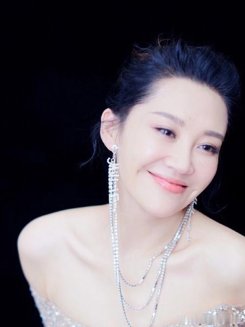 许晴。一直以来对她都有很多负面评价：作、矫情、装嫩……她不是装的。她必然是，被好