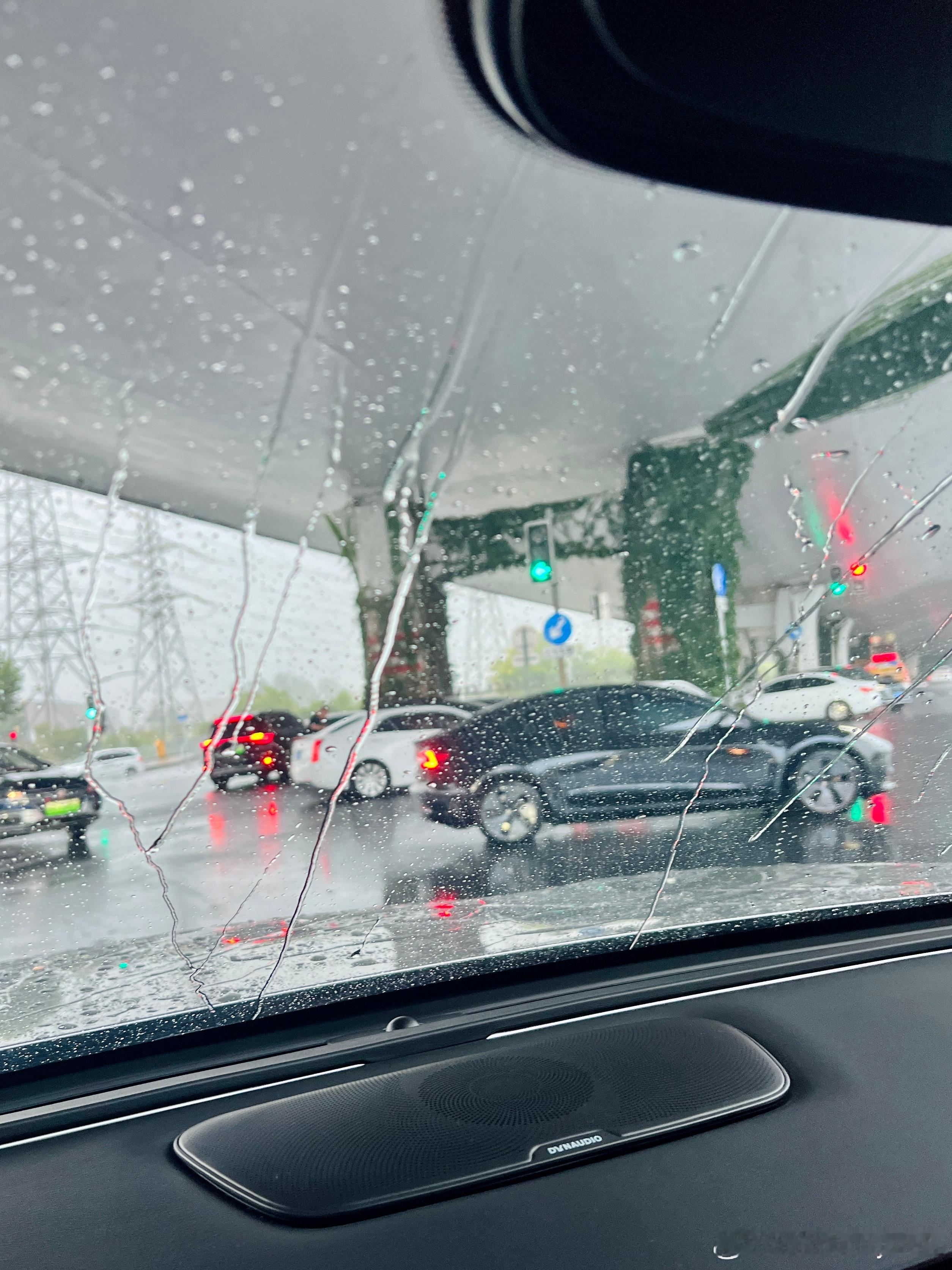 上海下暴雨小冰雹，这些车就躲在高架桥停着…似曾相识的一幕[吃瓜] ​​​