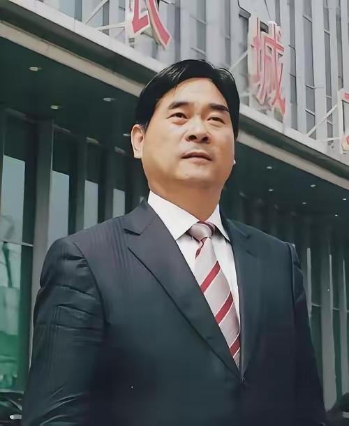 地产行业的起落，有时候充满极具讽刺的巧合。新城控股创始人出事之后，儿子王晓松仓促