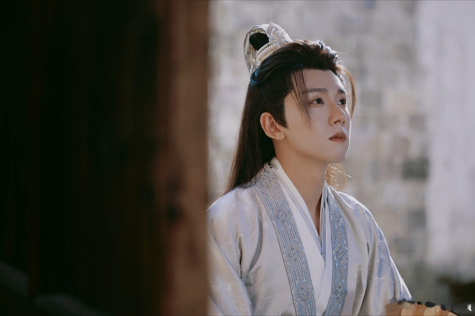 张耀古装剧扎堆，直接单开一桌够排面！ 《凤凰台上》萧千清反差感绝了，张耀的古装颜