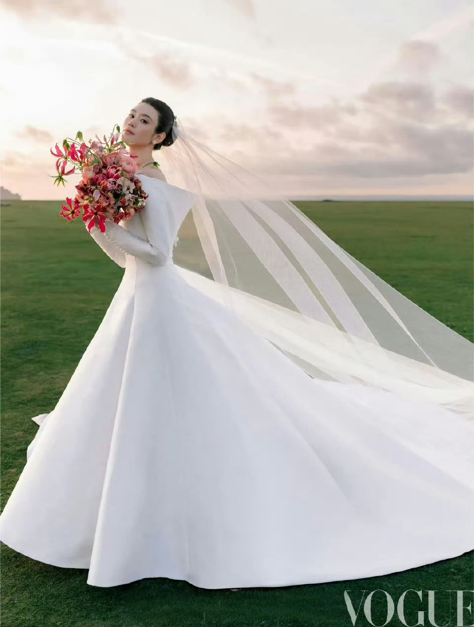 奚梦瑶坐货车去拍婚纱照光鲜浪漫的婚纱照背后全是琐碎筹备，从专车运送、现场多人铺摆