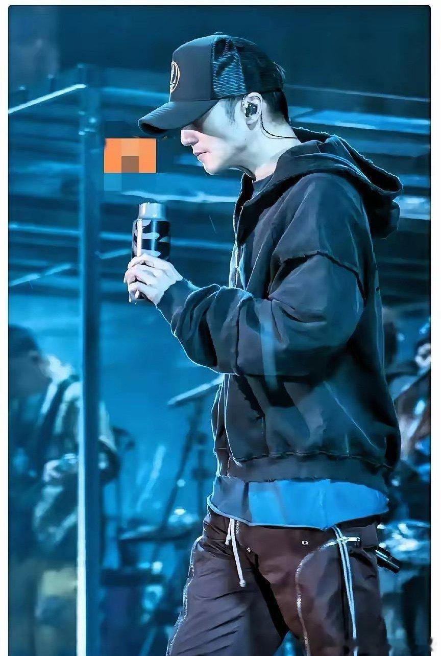 一夜之间，王菲又要坐不住了！就连张柏芝估计也没料到，谢霆锋今年都才45岁，居然就