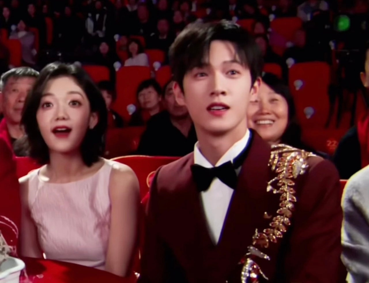 李昀锐春晚有效露脸9次李昀锐春晚神图有了 小林在节目间隙导播给到的长达1分钟的观