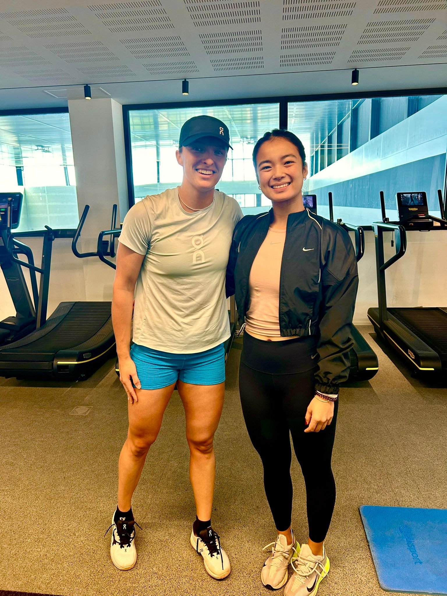 同在纳达尔网校训练备战红土赛季的斯维亚泰克和伊埃拉合影留念，两个人上一次在此地同