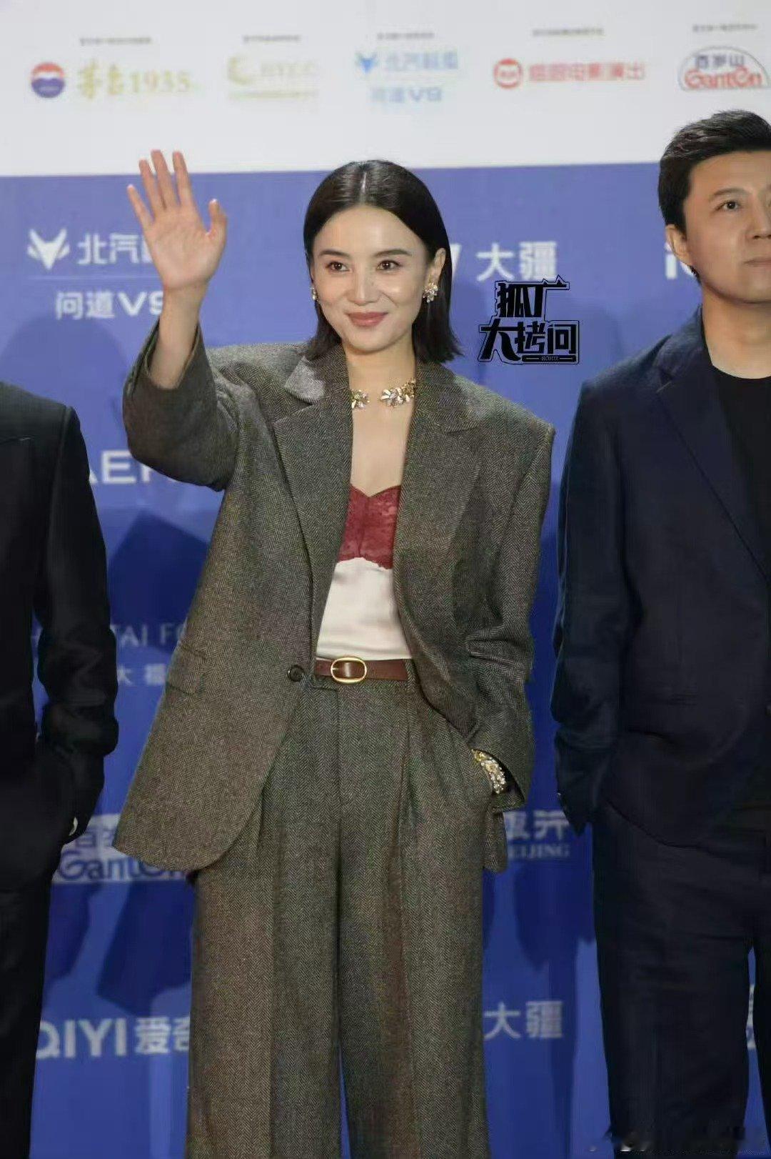 宋佳剪短发了 短发宋佳上线，又酷又大气。不是谁剪短发都好看，但宋佳剪了就是加分项