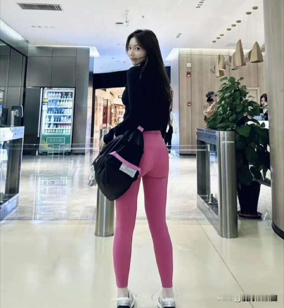如果在健身房遇到，你会不会回头多看几眼呢？很多女生不喜欢的就是在健身房被别人盯着