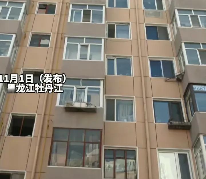 大娘在屋里穿棉袄、插电褥子，供热公司跑来一测温：“达标”。
牡丹江小区一位老大娘